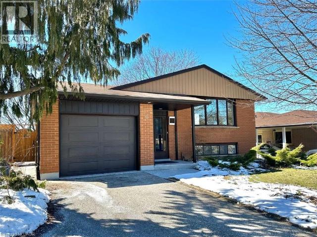 apartment at 11 LOMBARDY Court Unit# Upper Unit, Kitchener, Ontario, N2M1W8