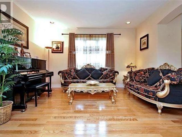 apartment at 33 GOLDEN OAK AVENUE