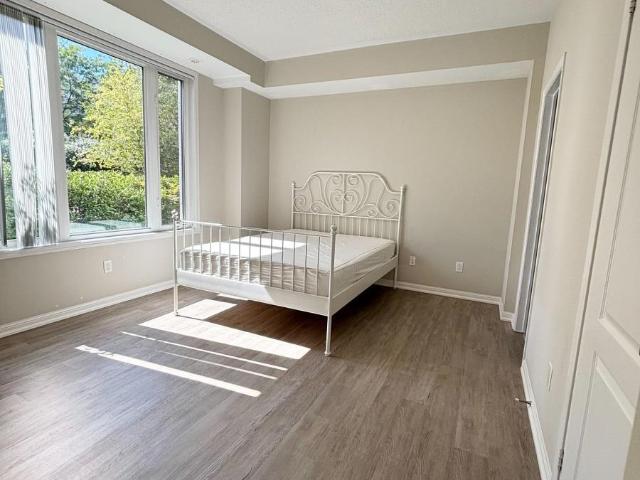 apartment at 33 WALTER DOVE COURT, Aurora, Ontario, L4G0S8
