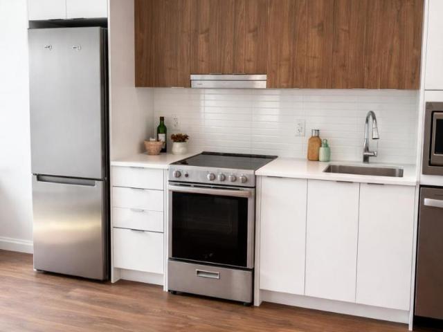 apartment at 437 5105 HURONTARIO STREET, Mississauga, Ontario, L4Z0C9