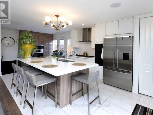 apartment at 814 EAGLEMOUNT CRESCENT
