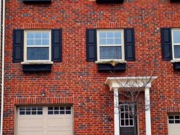 London, Ontario - Balcony, Parking
