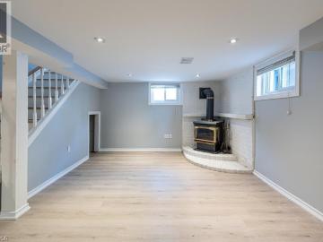 Hamilton, Ontario, Ontario - Parking, Cellar