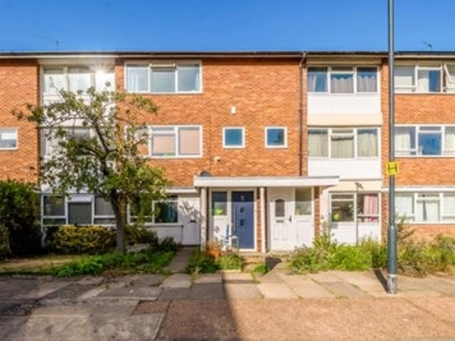 Apartment at Courtlands Avenue, Greater London