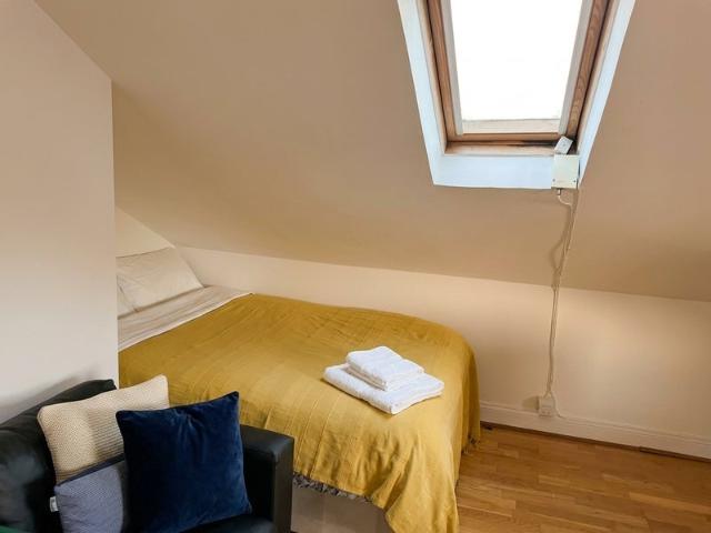 Apartment at Colvestone Crescent, Greater London