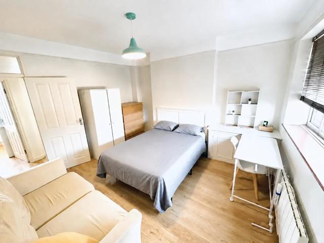 Apartment at Cathnor Road, Greater London