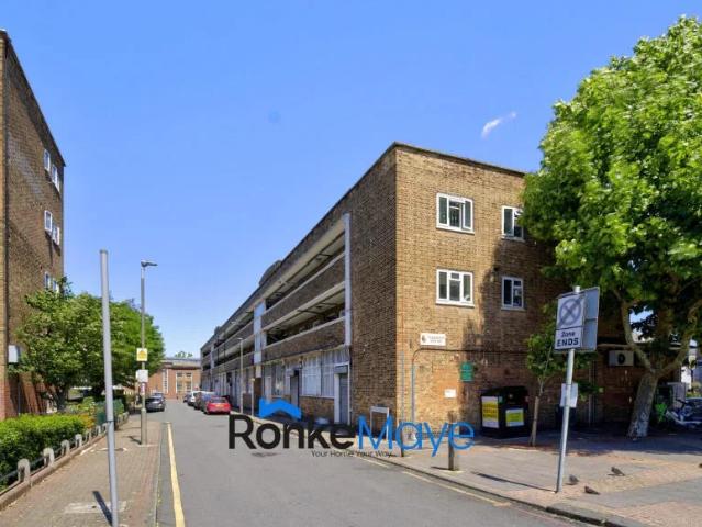 Apartment at Caistor Road, Greater London