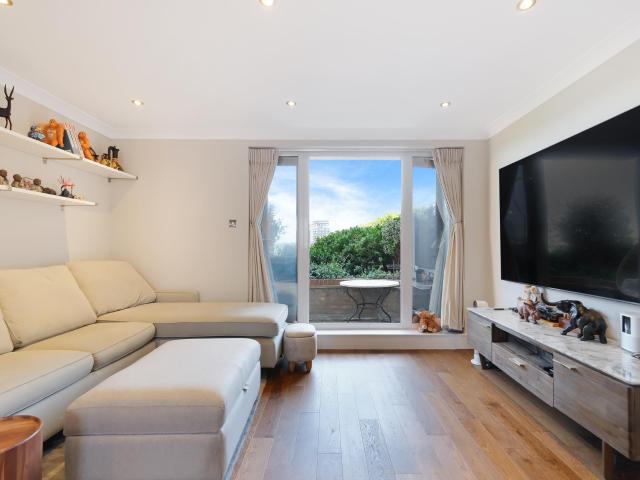 Apartment at Caledonian Wharf, Greater London