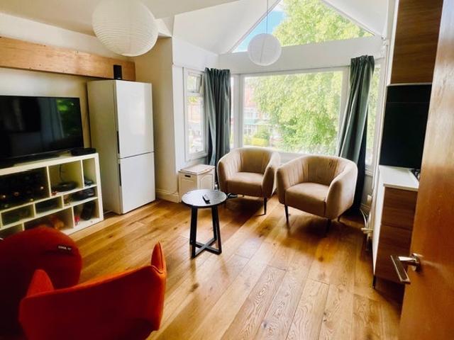 Apartment at Carlton Avenue East, Greater London