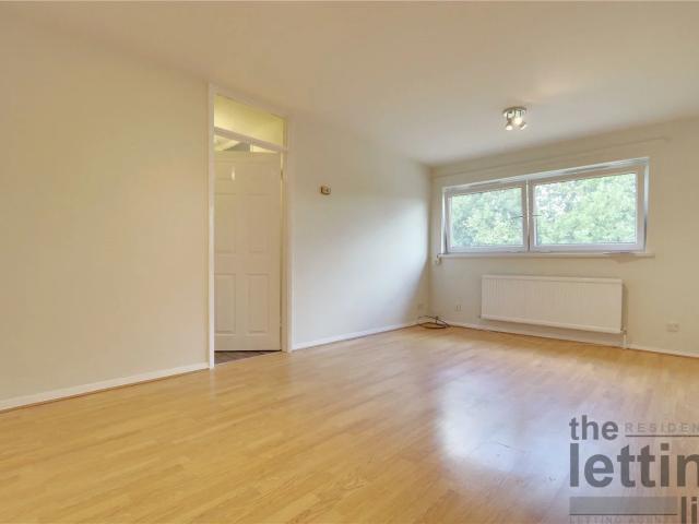 Apartment at Chase Green Avenue, Greater London