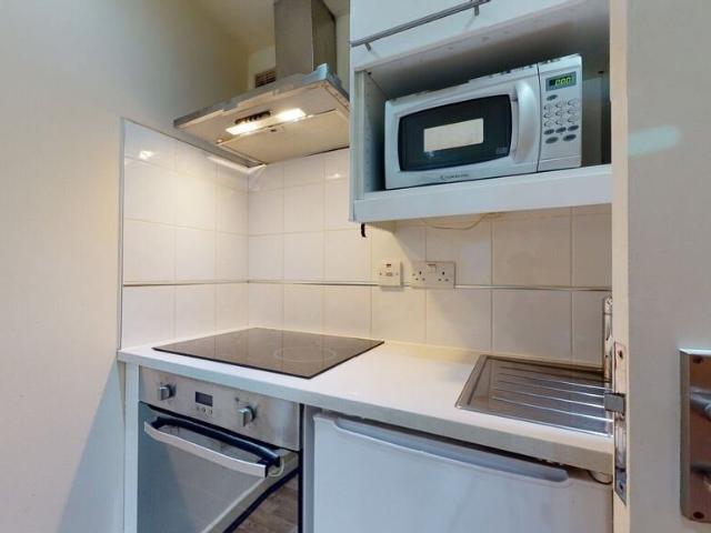 Apartment at Chatsworth Road, Greater London