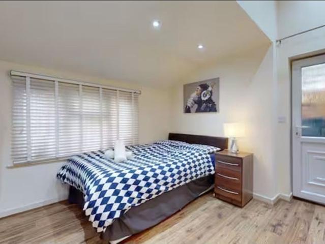 Apartment at Chatsworth Road, Greater London