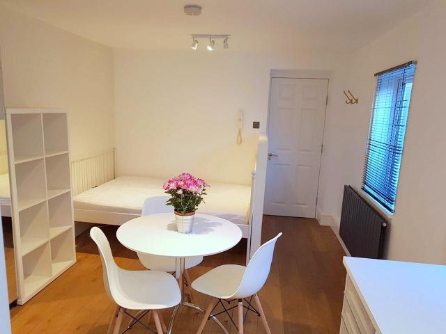 Apartment at Chatsworth Road, Greater London