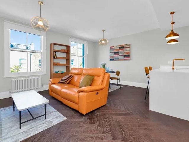 Apartment at Chatsworth Road, Greater London