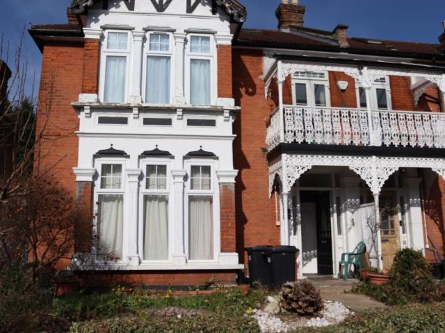 Apartment at Clarendon Gardens, Greater London