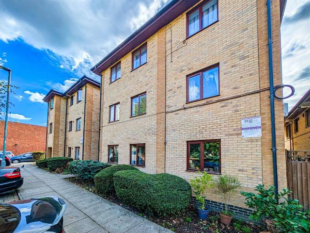 Apartment at Cleeve Way, Greater London