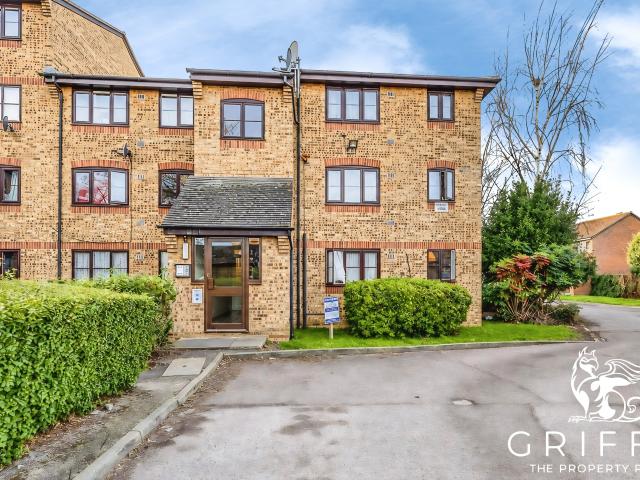Apartment at Crest Avenue, Grays