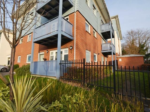 apartment at Crest House, Yiewsley