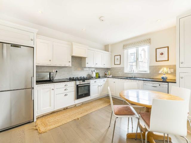 Apartment at Crookham Road, Greater London