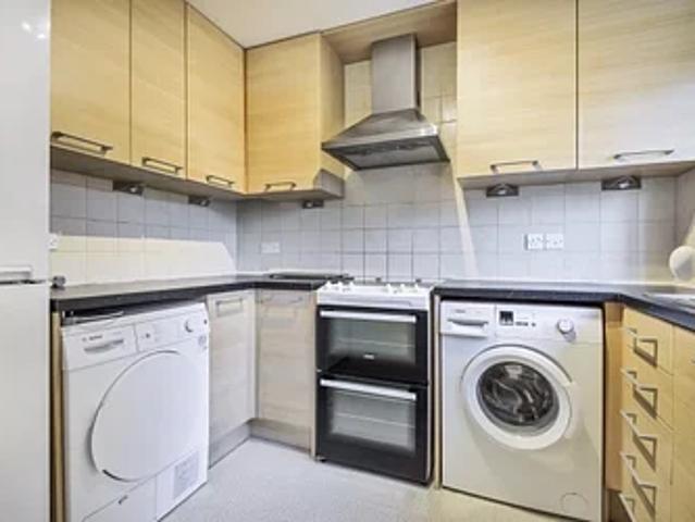 Apartment at Crowthorne Close, Greater London