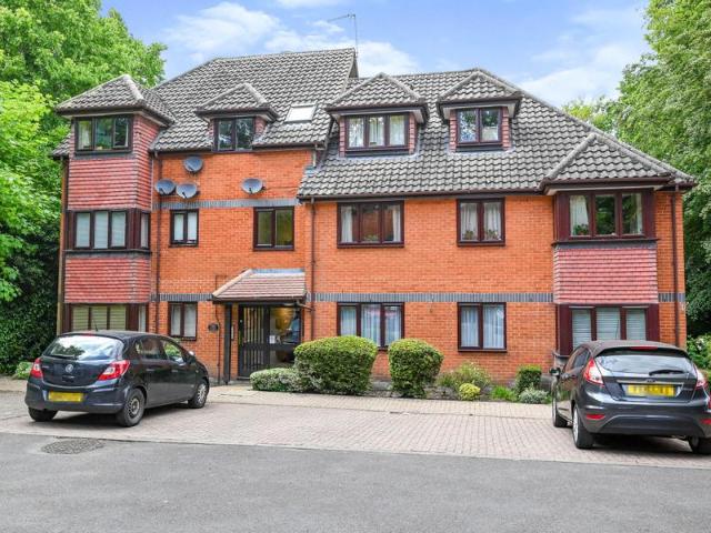 Apartment at Crowthorne Road, Bracknell