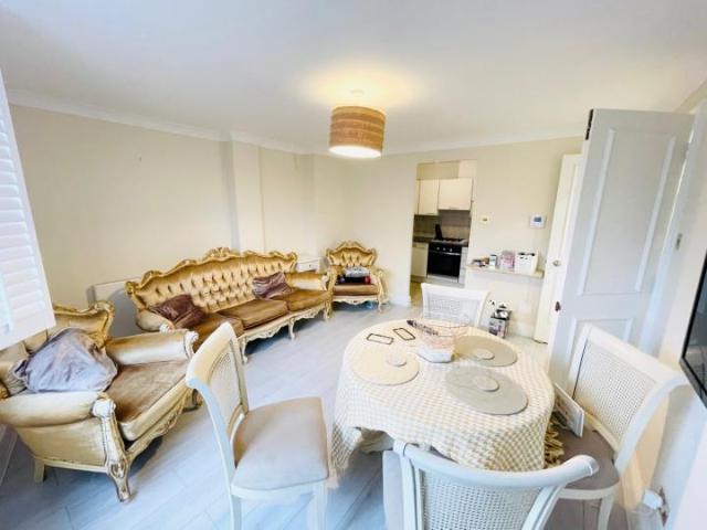 Apartment at Cumberland Mills Square, Greater London