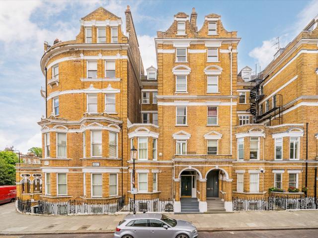 Apartment at Airlie Gardens, Greater London