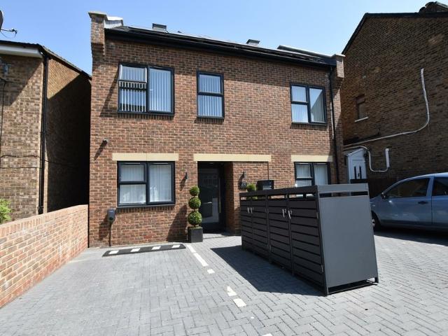 apartment at Albert Road, Yiewsley, West Drayton