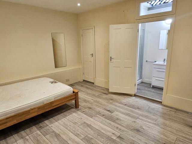 Apartment at Arterial Road West Thurrock, South Ockendon