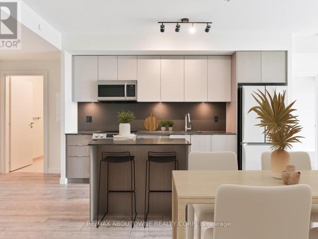 apartment at B0723 133 BRONTE ROAD, Oakville, Ontario, L6L3C1