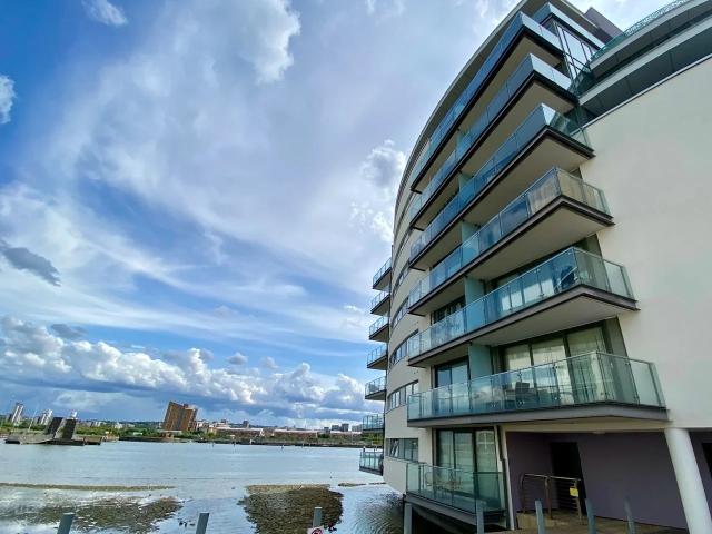 Apartment at Basin Approach, Greater London
