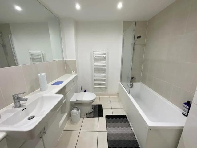 Apartment at Basin Approach, Greater London