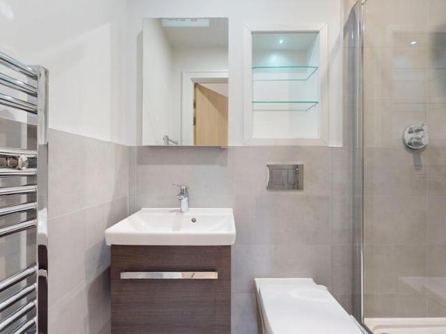 Apartment at Beverley Way, Greater London