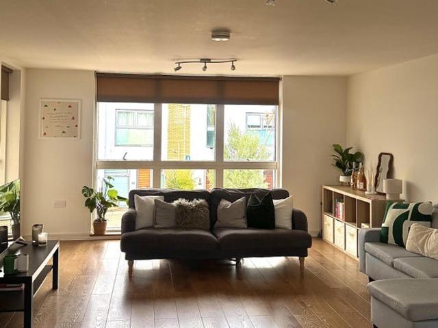 Apartment at Bedford Hill, Greater London