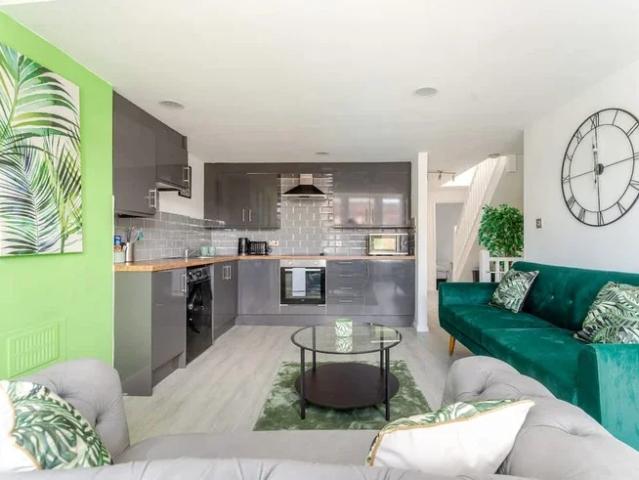 Apartment at Bell Hill Road, Bristol