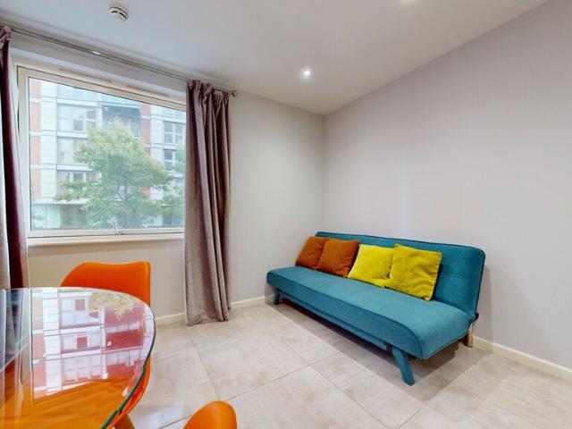 Apartment at Biscayne Avenue, Greater London