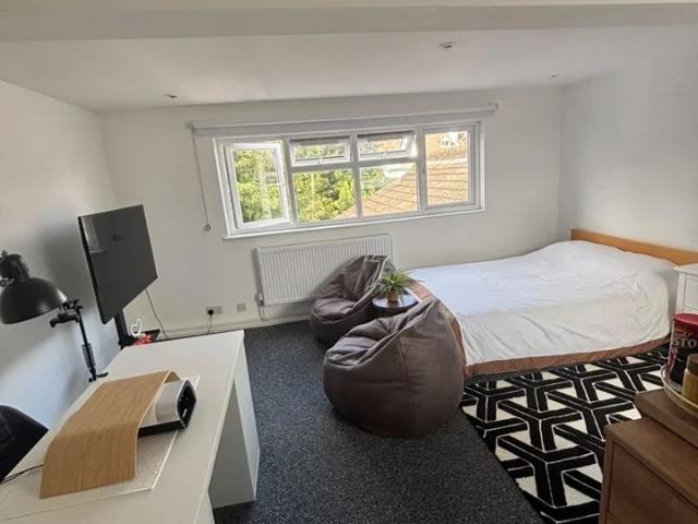 Apartment at Blenheim Park Road, Greater London