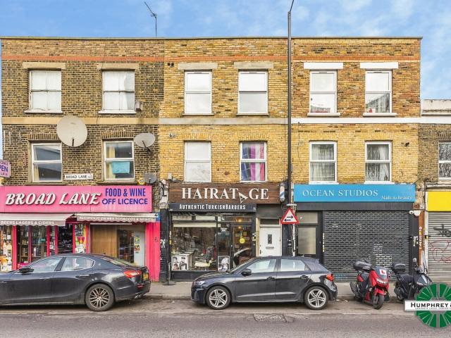 Apartment at Broad Lane, Greater London