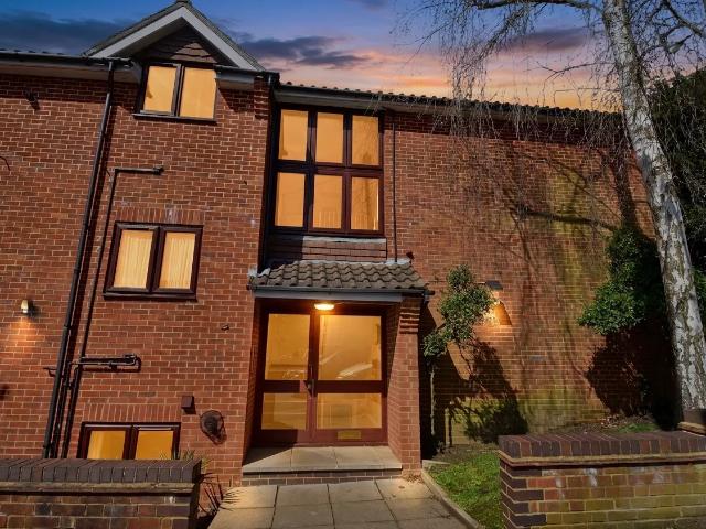 Apartment at Brooke Avenue, Greater London