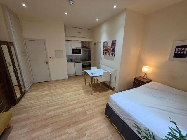 Apartment at Brondesbury Park, Greater London
