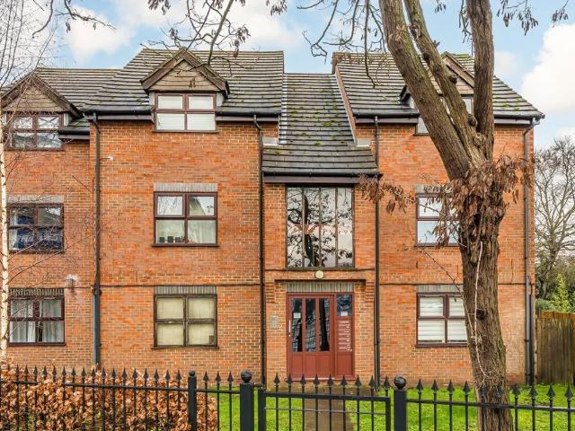 Apartment at Butterfield Close, Greater London