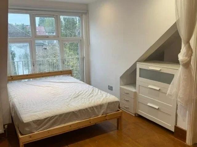 Apartment at Gladstone Park Gardens, Greater London