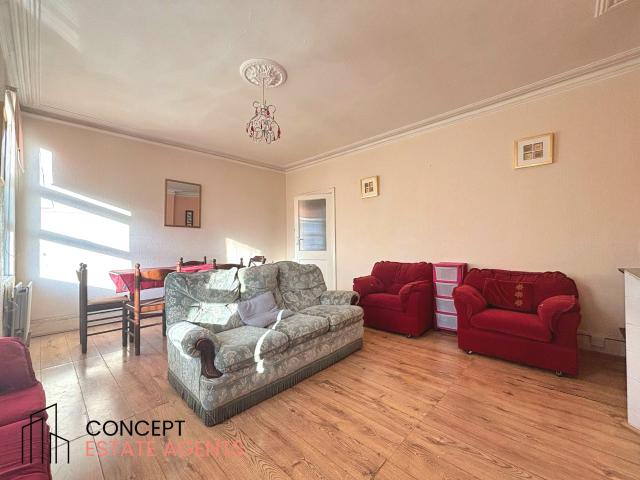 Apartment at Gleneagle Road, Greater London