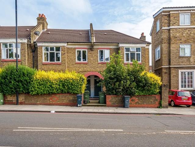 Apartment at Gleneagle Road, Greater London