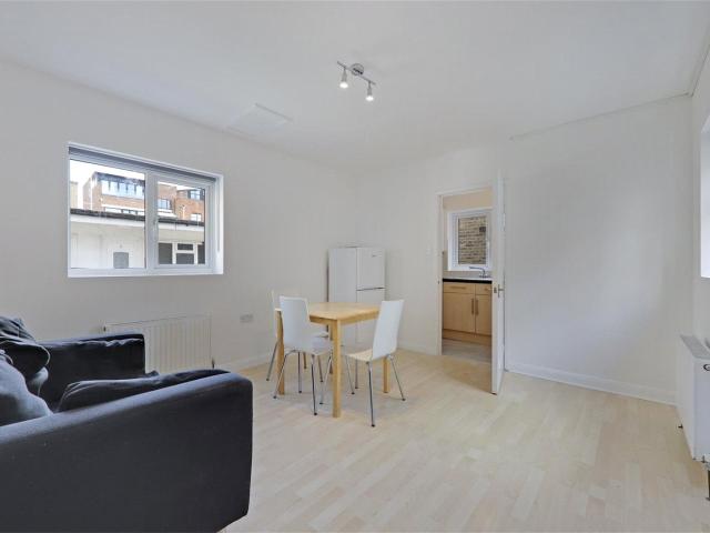 Apartment at Gleneldon Road, Greater London