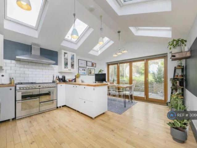 Apartment at Gleneldon Road, Greater London