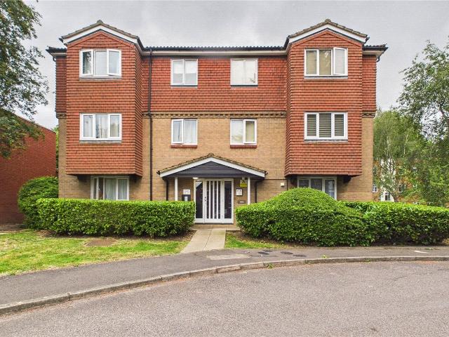 Apartment at Gleneldon Road, Greater London