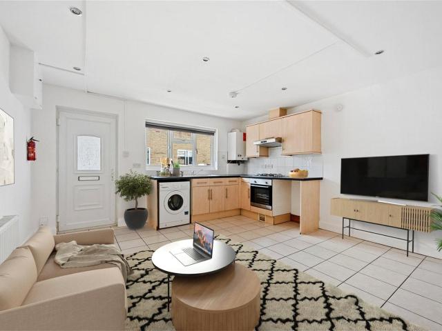 Apartment at Gleneldon Road, Greater London