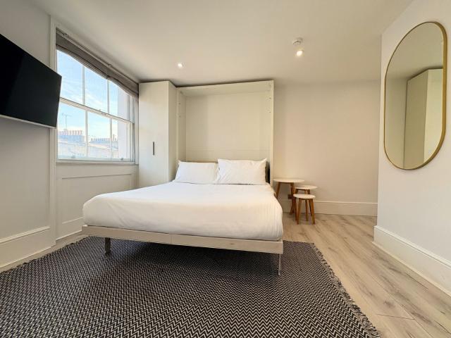 Apartment at High Street, Street