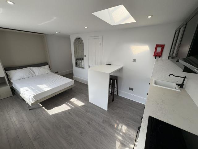 Apartment at High Street, Street